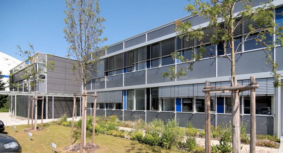 Modernes Bürogebäude mit Halle und Werkstattflächen in Ingolstadt