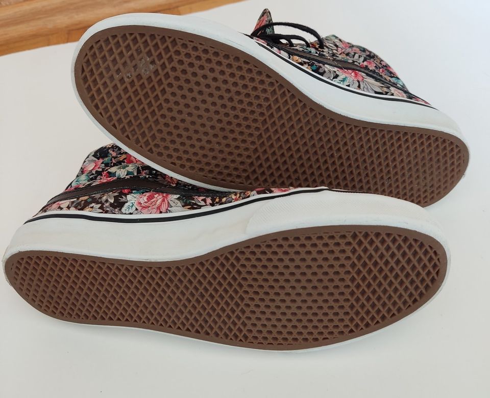 VANS World’s #1 Skateboard mit Blumen Rosen Muster in Radevormwald