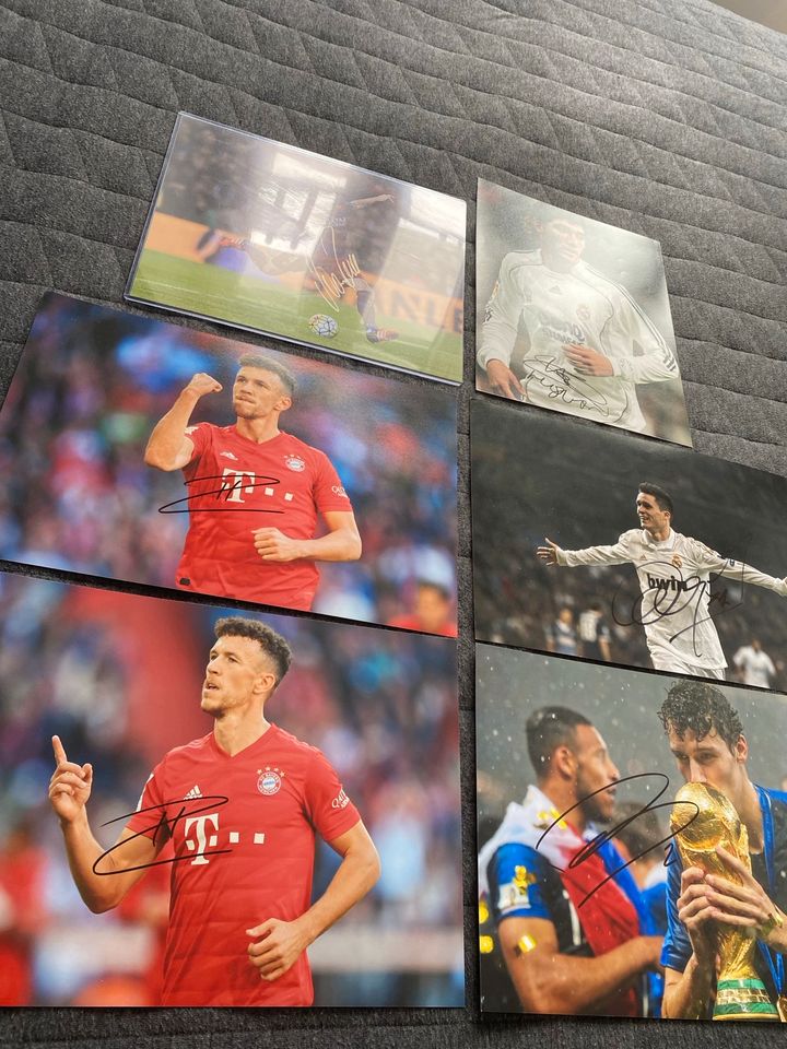 Signierte Fußball Autogramme/ Bilder Internationale Stars in München