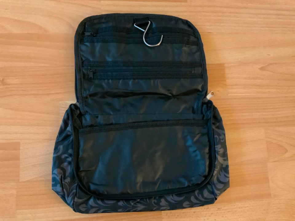 Neue, kleine Kulturtasche, schwarz mit print in Mettmann