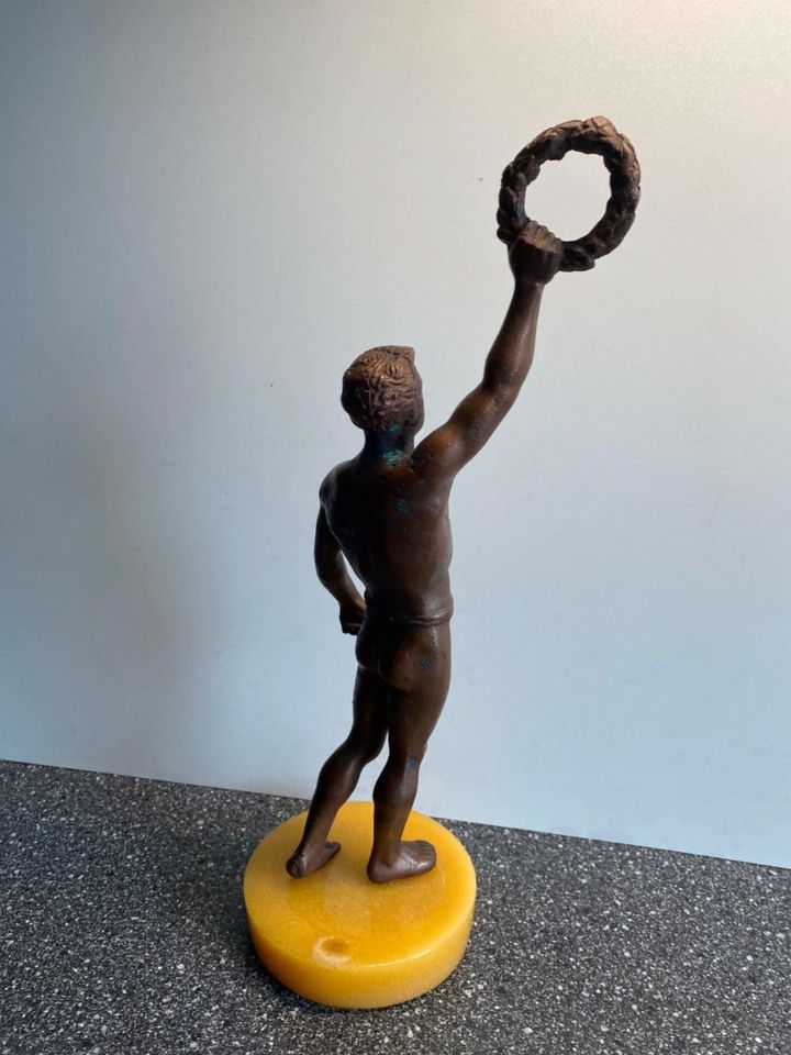 Bronze Skulptur Athletischer Sieger Lorbeerkranz Figur Mann in Berlin