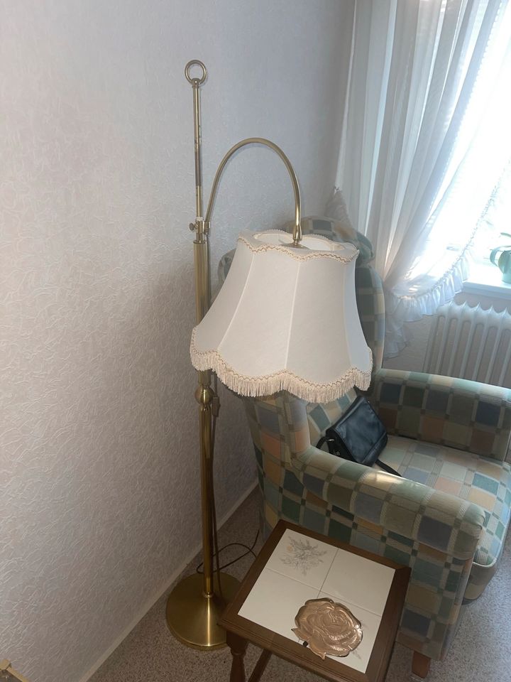 Stehlampe in Gold/weiss in Hamburg