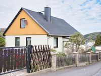 Teilsaniertes Einfamilienhaus BJ 1980 (Fertigteilhaus) mit Balkon, Vollunterkellerung und Garage in ruhiger Ortsrandlage in Ehrenfriedersdorf Sachsen - Ehrenfriedersdorf Vorschau