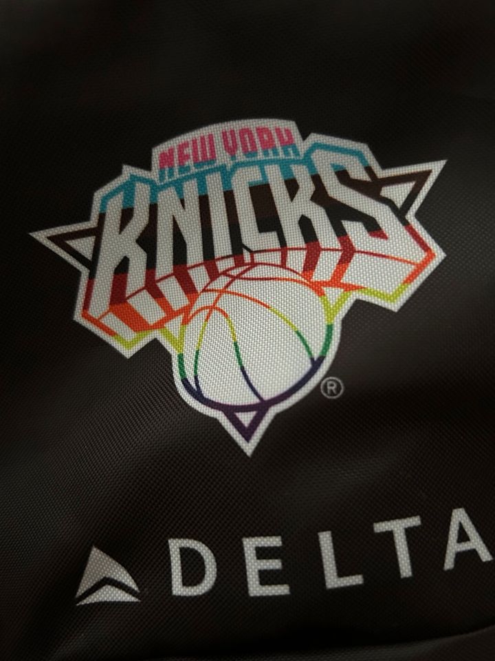 Bauchtasche / Gürteltasche New York Knicks Regenbogenfarben in Berlin