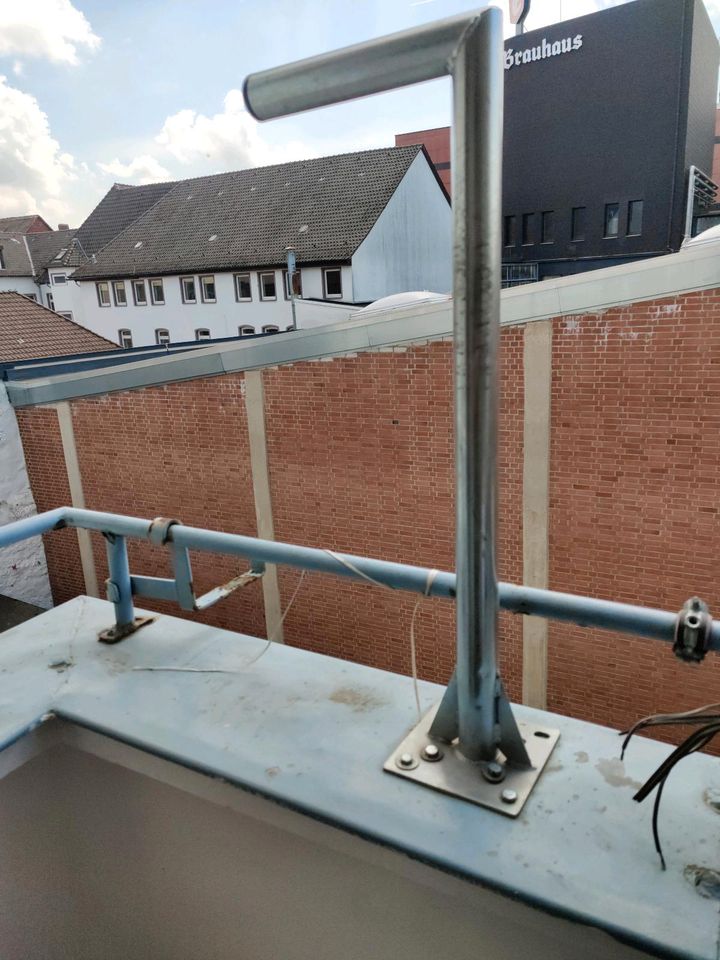 SAT Antenne mit Stange zur Befestigung in Einbeck