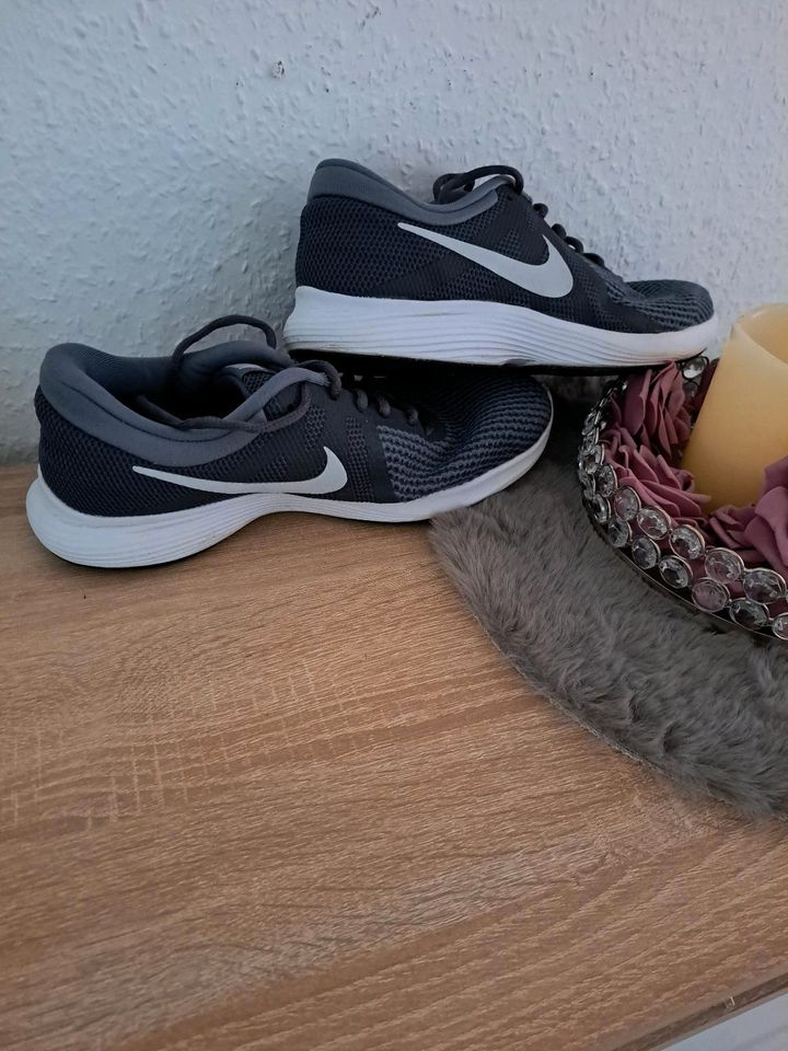 Nike Revolution 4 Damenschuhe in Wertheim