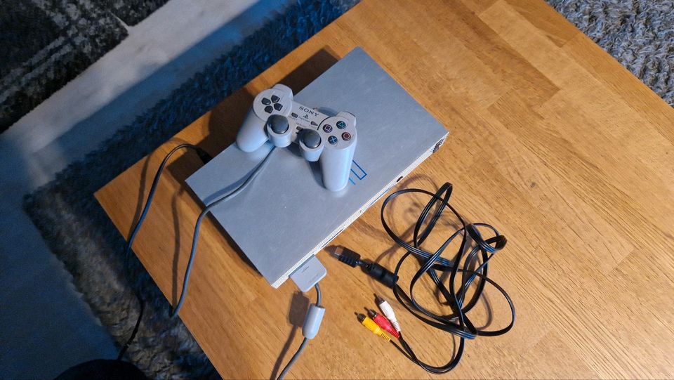 Playstation 2 mit zwei Controller und 22 spielen in Düsseldorf