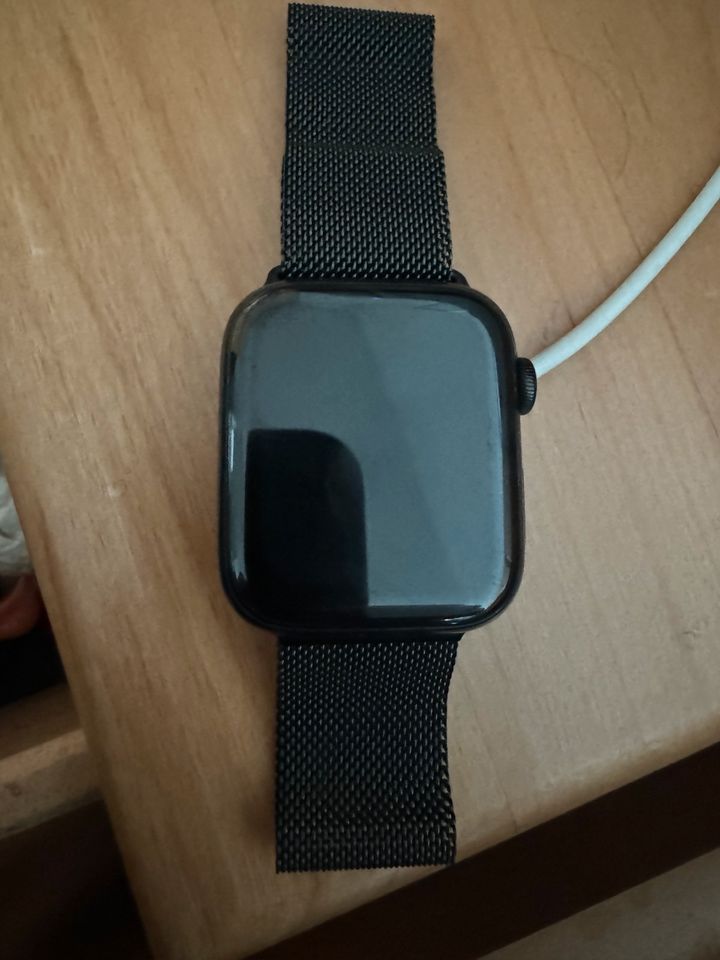 Apple Watch 4 Edelstahl GPS+CEL in Finnentrop
