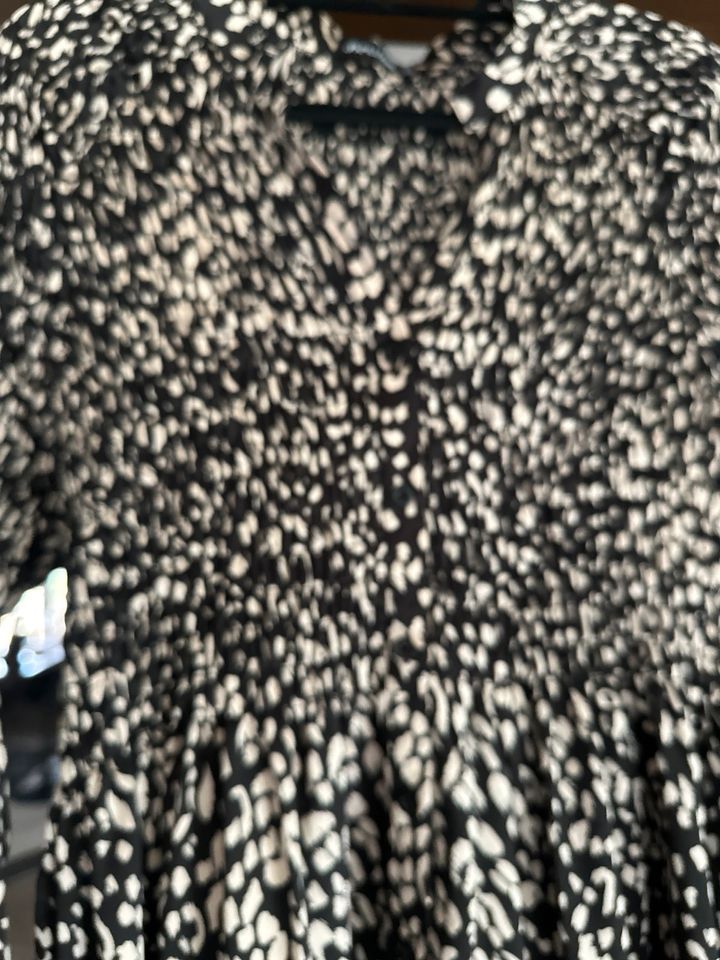 Langes Leoparden Kleid Satinoptik ML mit Puffärmeln neuwertig in Vielank