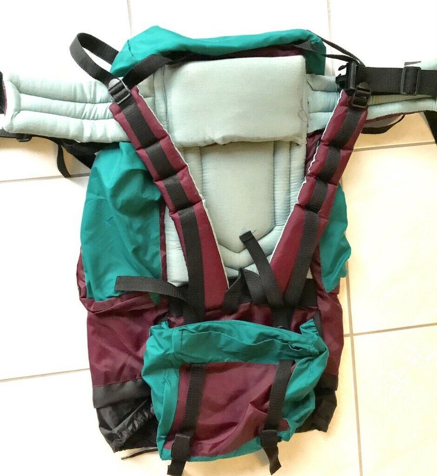 Wander Rucksack mit Aluminiumrohr innen zur Stabilisation. in Steinmauern