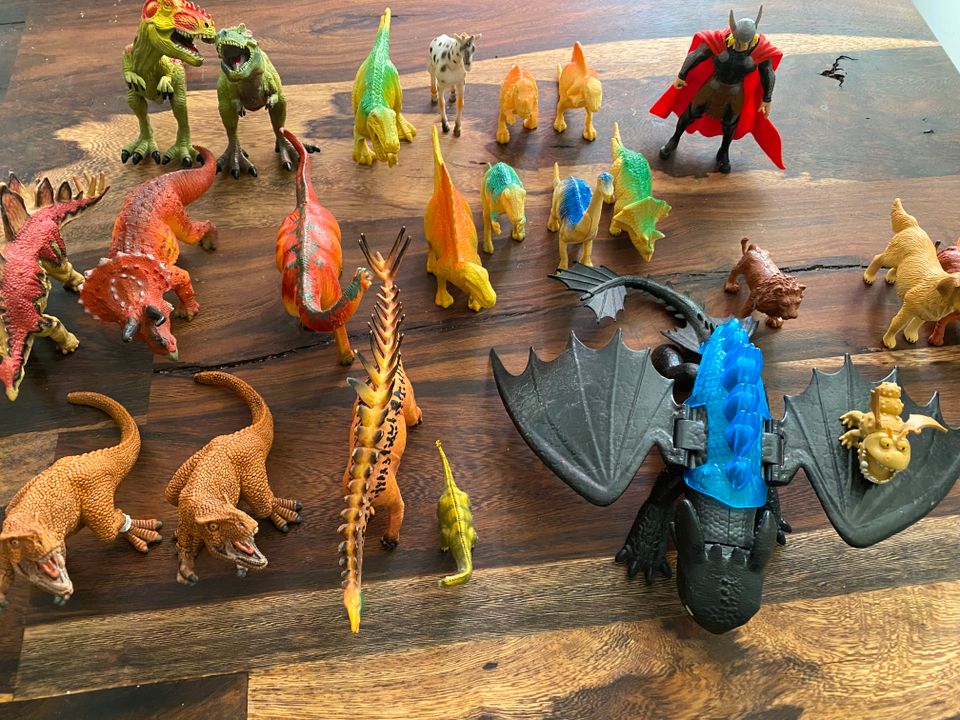 Verschiedene Drachen- und Dinosaurierfiguren im Paket in Berlin
