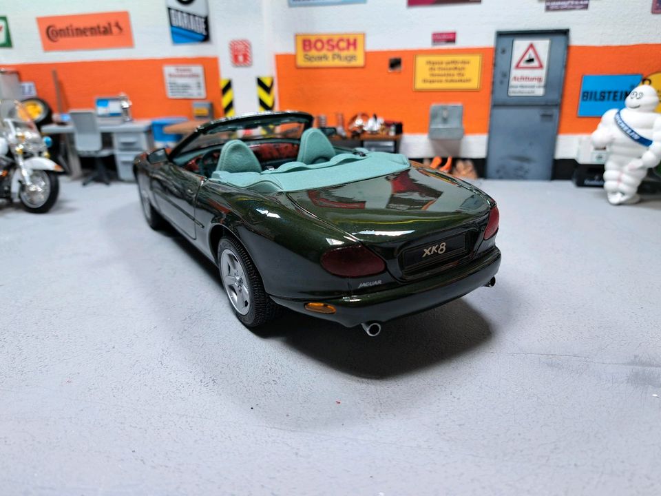 Modellauto Jaguar XK8 Cabrio 1:18 Maisto top Zustand Sammlung in Bad Wurzach