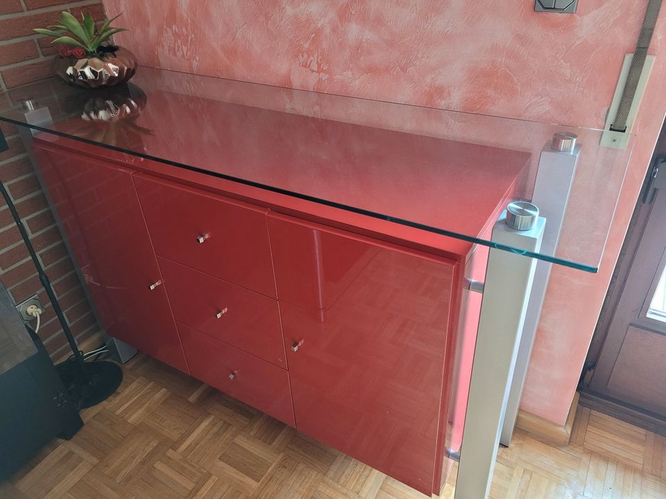 Kommode Sideboard in Rubin Rot mit Glasplatte in Hamburg