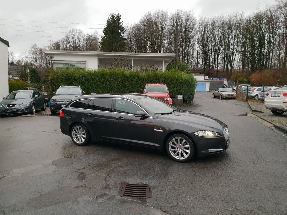 Jaguar XF 2.2 Diesel Sportbrake LEDER BI-XENON NAVI R.KAMERA in Wuppertal