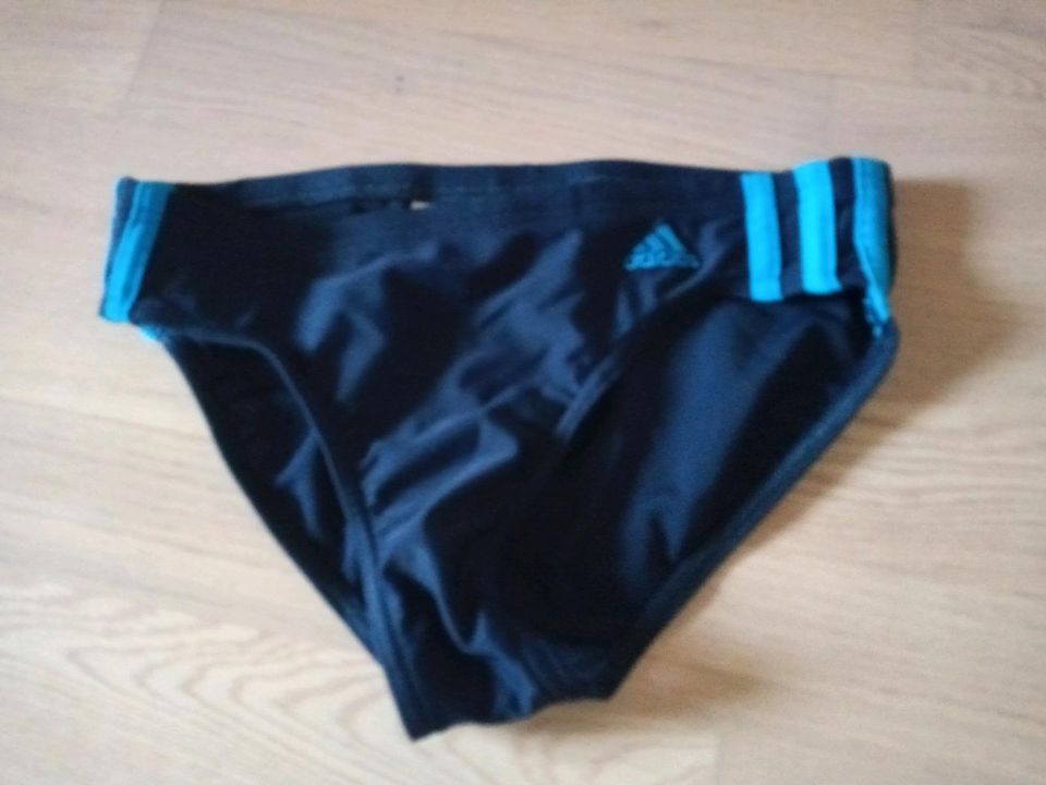 Neue Badehose von Adidas gr.140 in Tastrup