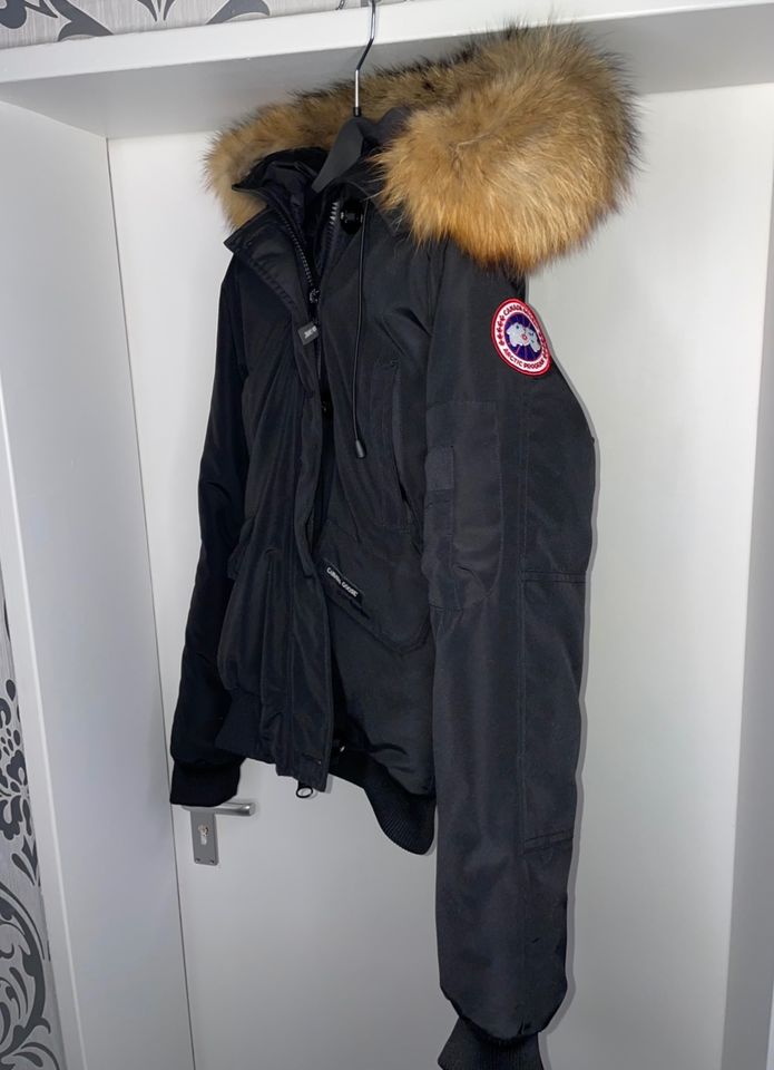 Schwarze Winter Jacke mit großem Echtfell Pelz Gr. XS Neu in Fulda