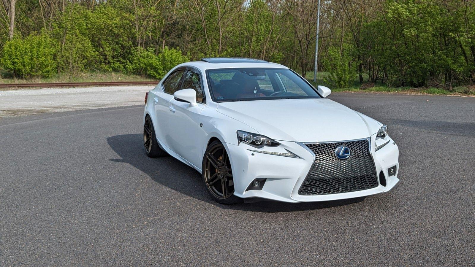 Abbildung des Autos Lexus IS300h F-Sport Vol…
