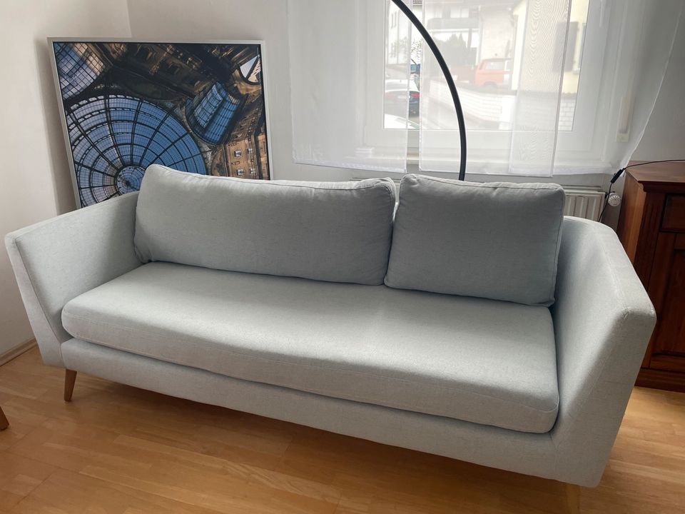 Sehr gut erhaltenes 2,5 Sofa in eisblau in Gründau