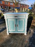 Halbschrank mit Halbsäulen Gründerzeit, Türkis/weiß Shabby Chic. Schleswig-Holstein - Hohenlockstedt Vorschau