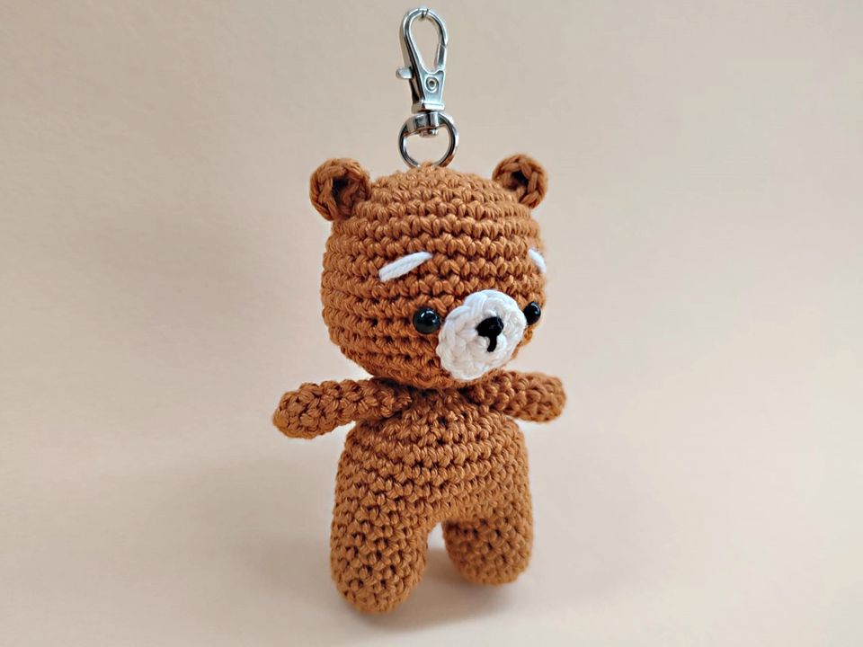 Mini Teddy Bär als Schlüsselanhänger, gehäkelt, Amigurumi in Beilingen