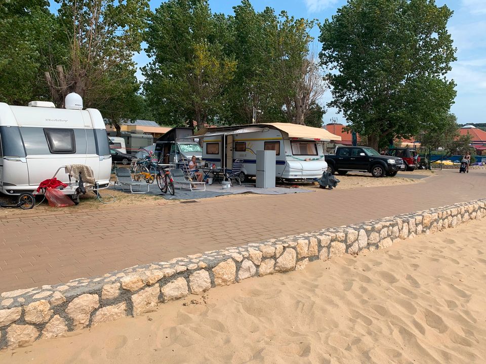 Wohnwagen steht in Kroatien auf der Insel Rab -Lopar Campingplatz in Gießen