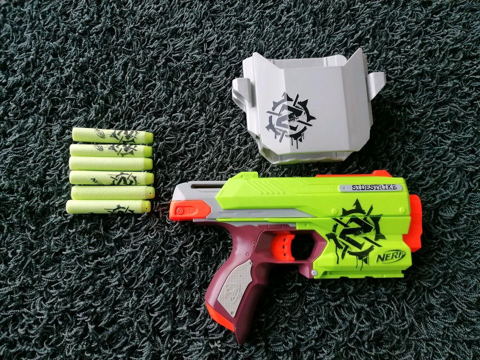 NERF Zombiestrike Sidestrike inkl. Holster & 6 Darts in Lohr (Main)