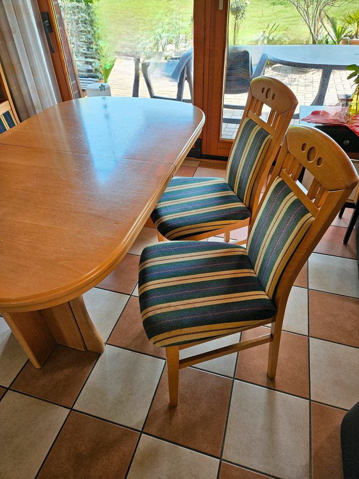 Tisch mit 6 Stühlen in Mettingen