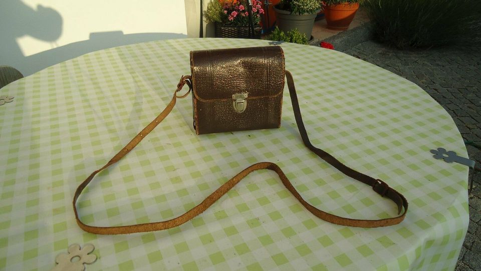 alte,antike kleine Ledertasche, Deko, Fehrnglas, Handtasche, in Aresing