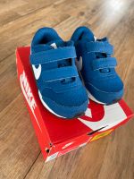 Nike Sneaker Größe 23,5 blau weiß MD Runner 2 Nordrhein-Westfalen - Finnentrop Vorschau