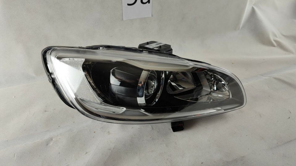 VOLVO V60 S60 FACELIFT SCHEINWERFER RECHTS XENON FARO 31420109 in Neu-Isenburg