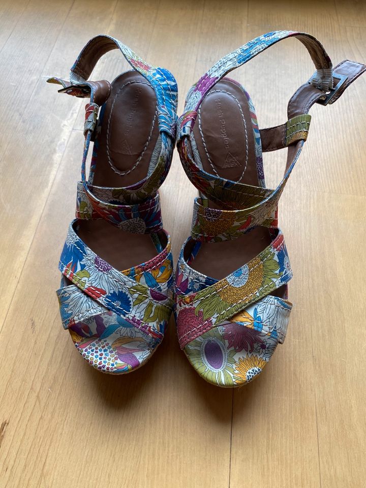 Ausgefallene bunte Sandalen mit Keilabsatz in Rechberghausen