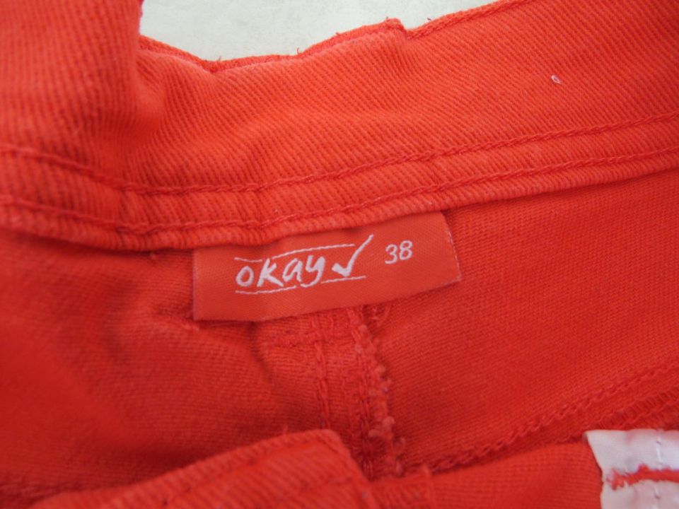 Orangene Shorts, Größe M in Tübingen