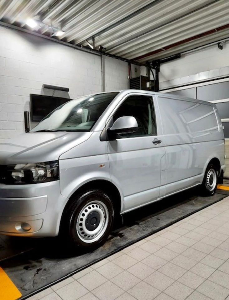 VW Transporter T5 - 2.0L - DSG Automatic in Aachen