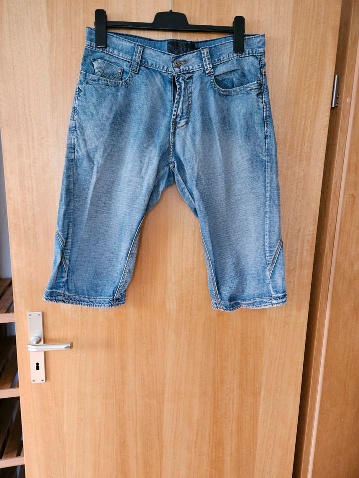 Jeans Shorts Größe M in Göttingen