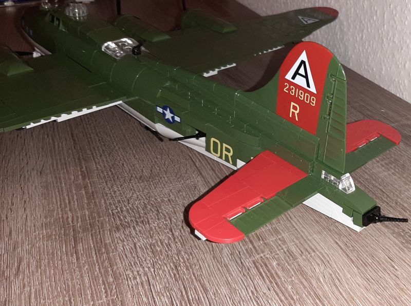 Cobi 5703 - Flying Fortress B-17G -  Red Tails in Klein Offenseth-Sparrieshoop