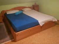 Bett aus Kiefernholz / Holzbett / Ehebett mit Lattenrost 1,80x2 m Hessen - Büdingen Vorschau