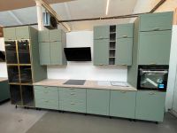 Küche 4,3m Landhaus Olivenfarbe Glasvitrine & AP NEU Finanzierung Wuppertal - Oberbarmen Vorschau