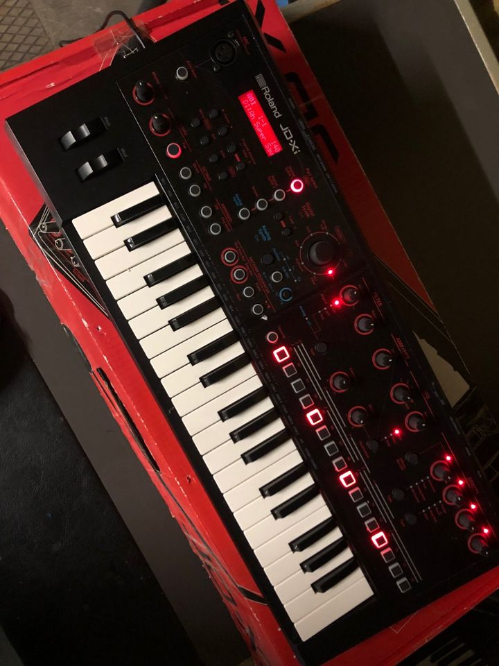 Roland JD-XI Analog/Digital Crossover Synthesizer in Berlin
