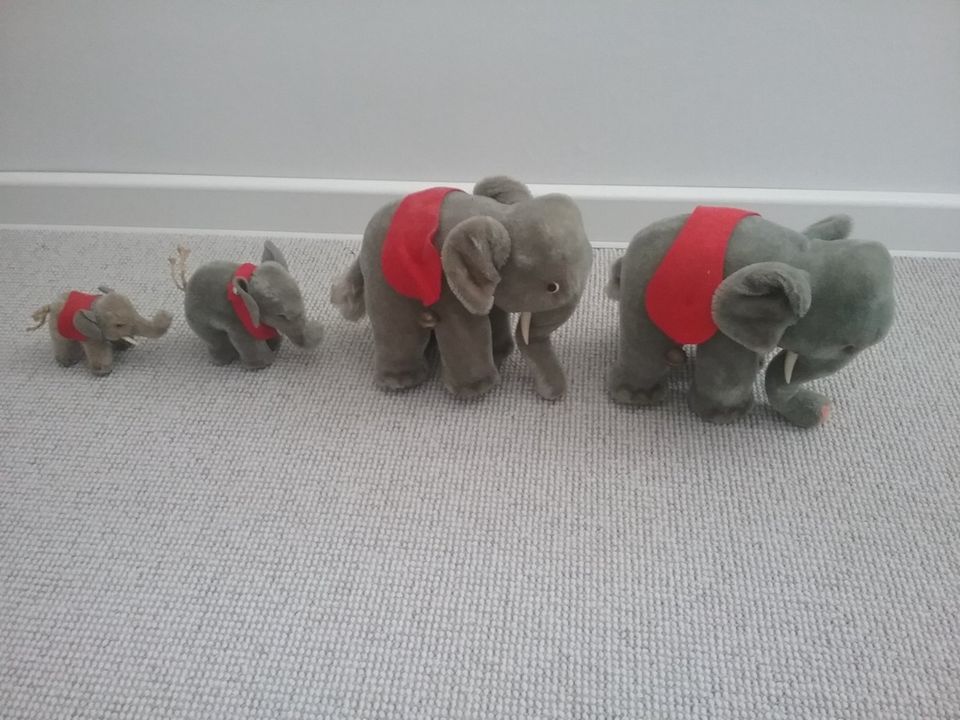 eine Elefanten-Familie von Steiff in Uedem