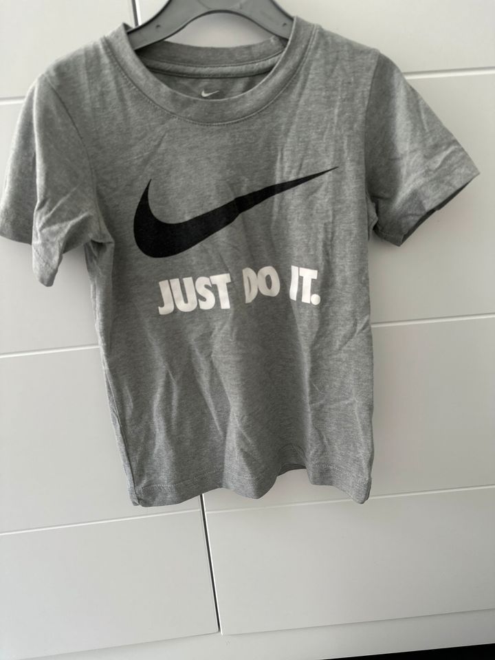 Nike T-Shirt Gr.104-110 in Bottrop