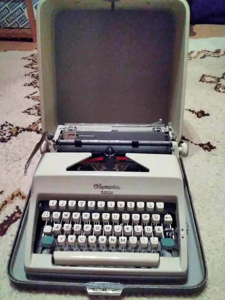 Schreibmaschine Olympia Monika gut erhalten in Xanten