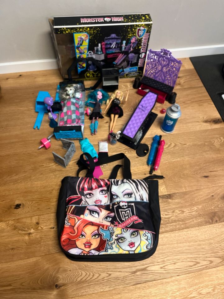 Konvolut Barbie Monster High: 3 Puppen viel Zubehör extra Tasche in Geisenhausen