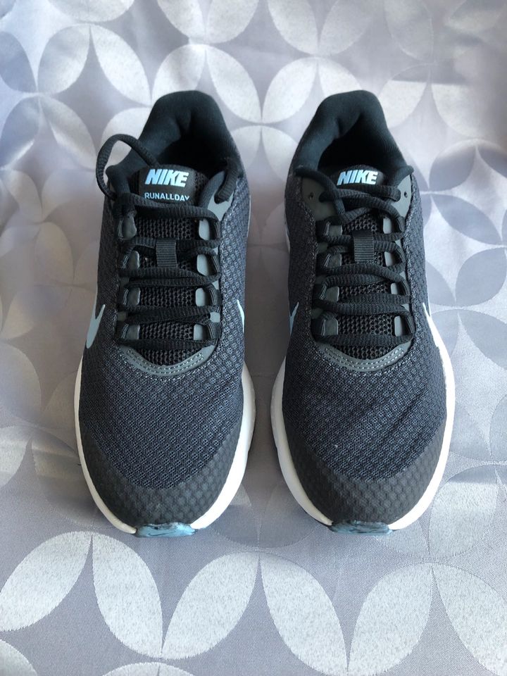 Nike Turnschuhe Gr. 38,5 in Gommern