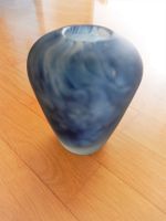Glas-Vase von Mtarfa Glass / Malta - blau marmoriert Baden-Württemberg - Schwetzingen Vorschau