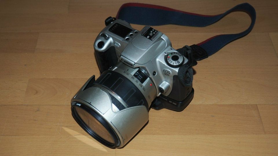 Canon EOS 300 analog mit Tamron Objektiv und Battery Pack BP-200 in Nürnberg (Mittelfr)