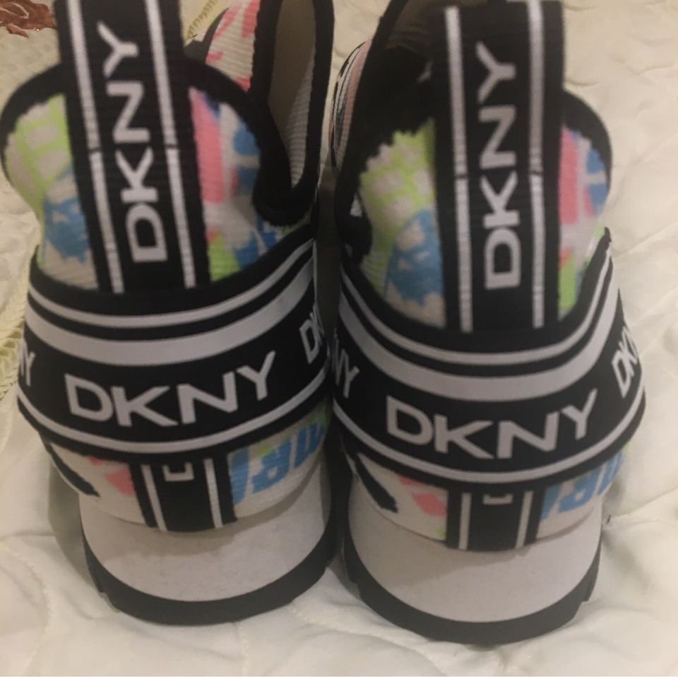 DKNY Schuhe 42 Damen Sneaker neu in Düsseldorf
