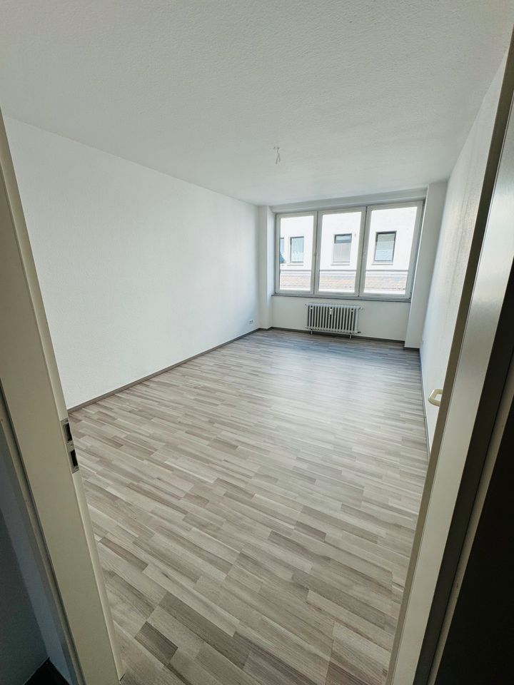 Vollst. renovierte 2-Zimmer Wohnung mit Aufzug in Schlossnähe in Düsseldorf