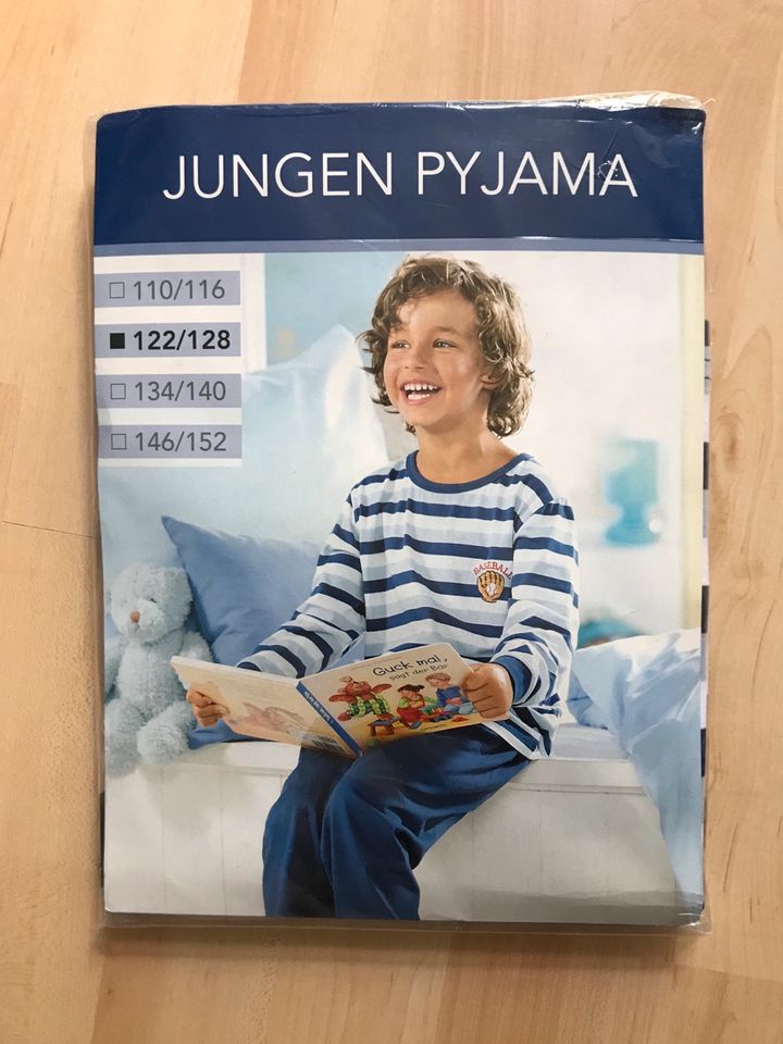 Jungen Pyjama Gr. 122/128 in Falkensee