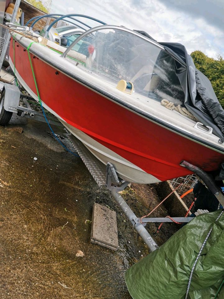 Boot Vega mit Anhänger und Motor in Singen