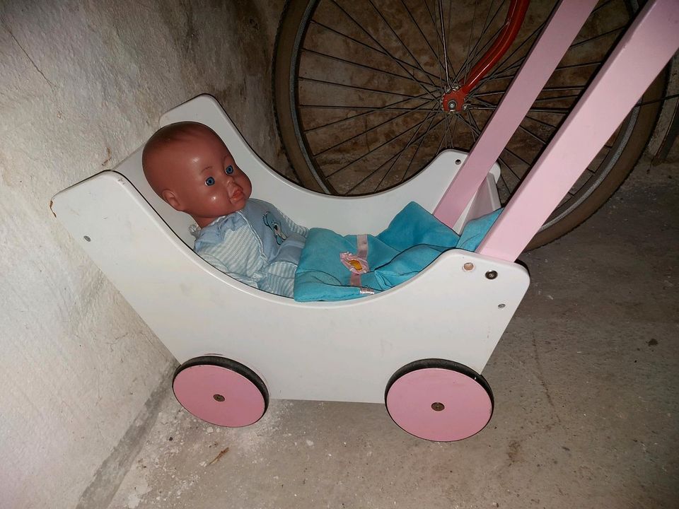 Puppenwagen mit puppe und decke in Dresden